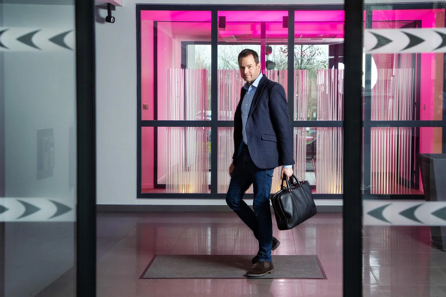 Photographe de portrait corporate en situation à Luxembourg - Environmental portrait - Vincent Flamion - X Septembre Gallery