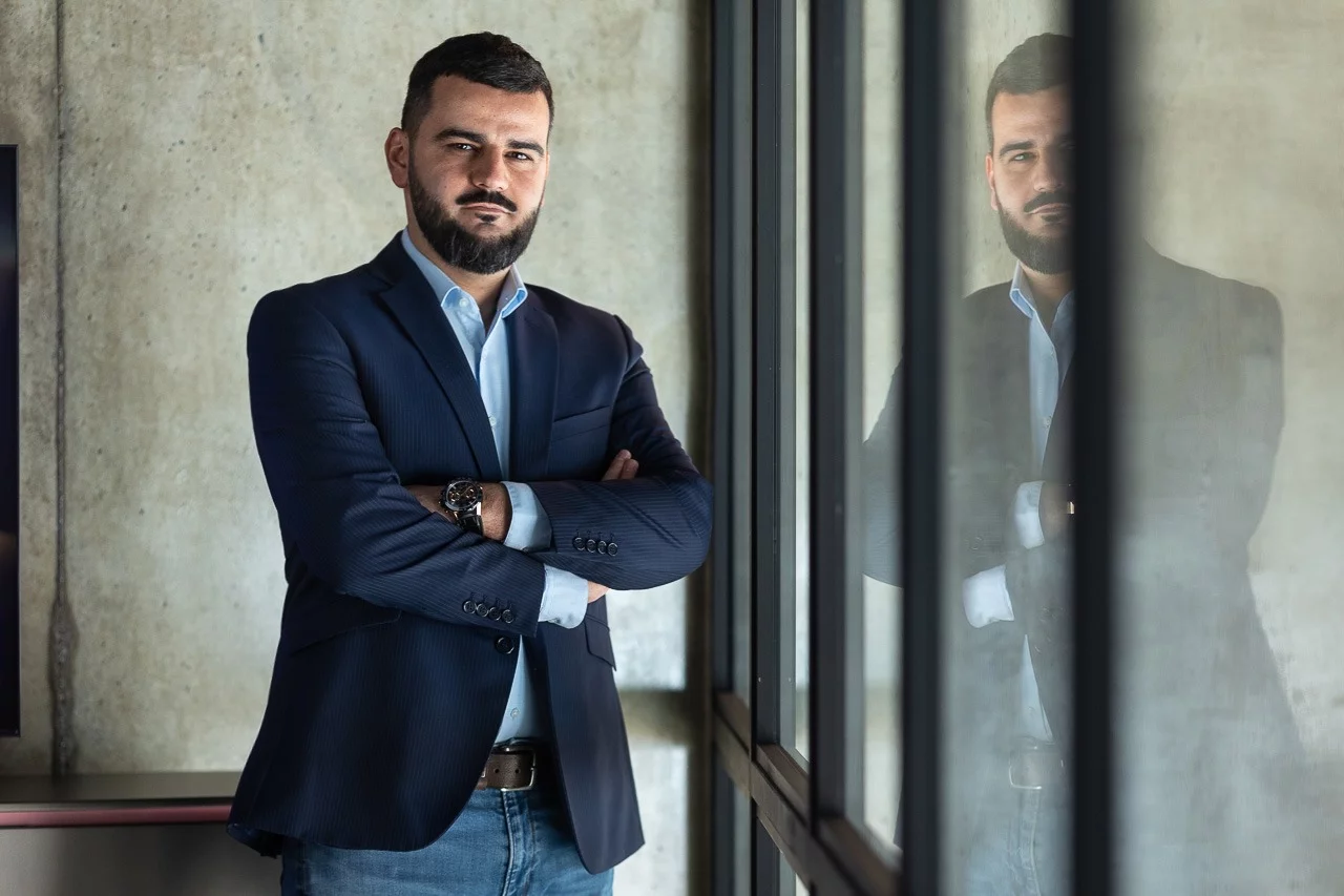 Photographe de portrait corporate en situation à Luxembourg - Environmental portrait - Vincent Flamion - X Septembre Gallery